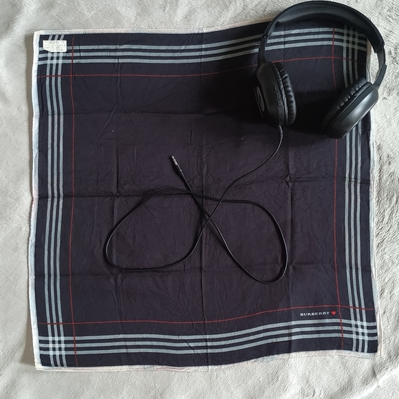 Burberry handkerchief - Picture 3 of 10